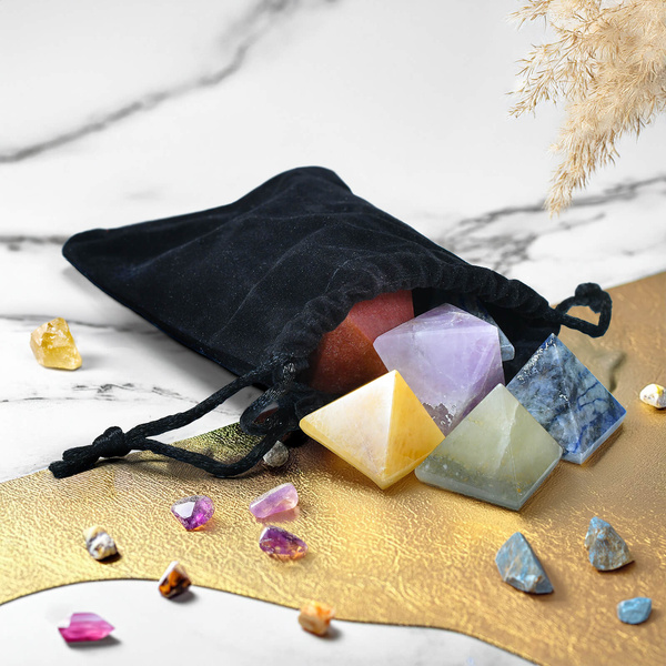 Set mit 7 Chakra-Steinen – Pyramiden